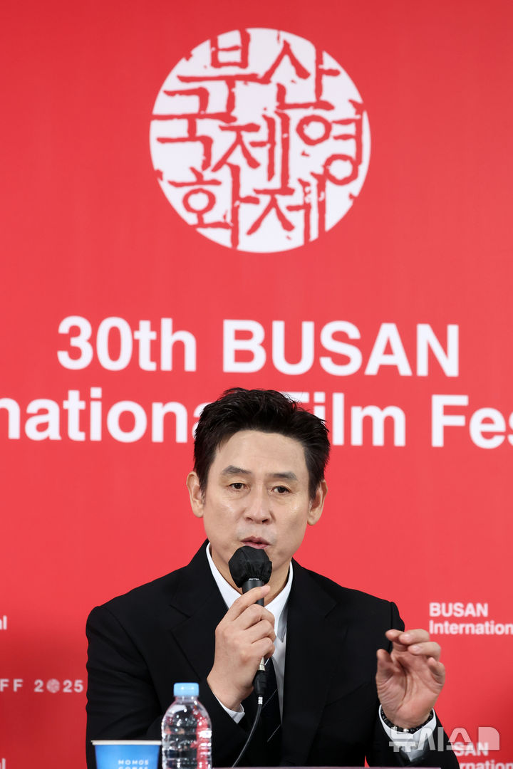 [부산=뉴시스] 박진희 기자 = 영화 '굿뉴스' 배우 설경구가 19일 부산 해운대구 영화의전당 비프힐에서 기자회견을 하고 있다. 2025.09.19. pak7130@newsis.com