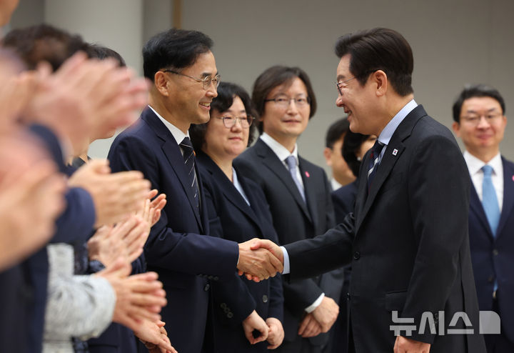 [서울=뉴시스] 고범준 기자 = 이재명 대통령이 15일 서울 용산 대통령실 청사에서 열린 임명장 수여식에서 차정인 국가교육위원장과 악수하고 있다. (대통령실통신사진기자단) 2025.09.15. bjko@newsis.com