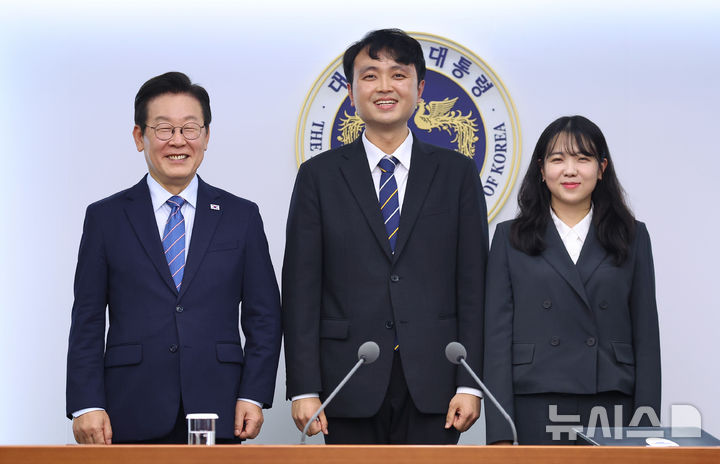 [서울=뉴시스] 최동준 기자 = 이재명 대통령이 18일 서울 용산 대통령실 청사에서 열린 수석보좌관회의에서 이주형(가운데), 최지원 청년담당관에게 임명장 수여 후 기념촬영을 하고 있다. (대통령실통신사진기자단) 2025.09.18. photocdj@newsis.com