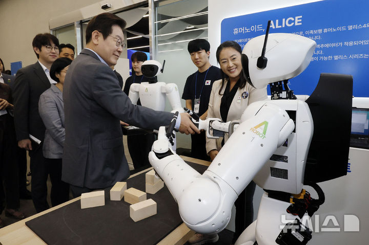 [성남=뉴시스] 고범준 기자 = 이재명 대통령이 17일 경기도 성남시 스타트업 스퀘어에서 스타트업 전시 부스를 방문해 에이로봇 시연을 관람하고 있다. 2025.09.17. bjko@newsis.com