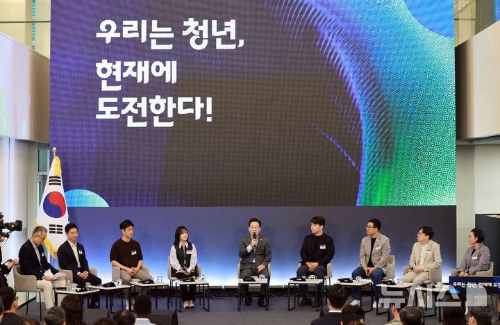 [성남=뉴시스] 고범준 기자 = 이재명 대통령이 17일 경기도 성남시 스타트업 스퀘어에서 열린 청년 스타트업 상상콘서트에서 발언하고 있다. 2025.09.17. bjko@newsis.com