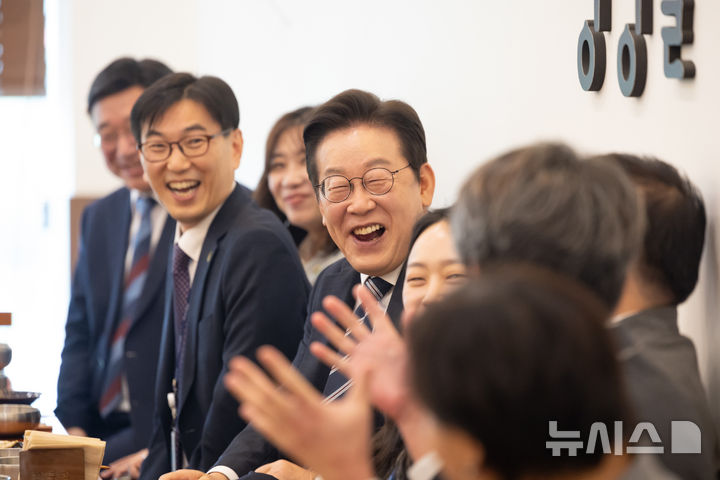 [서울=뉴시스] 이재명 대통령이 16일 세종시 정부세종청사에서 제42회 국무회의를 마치고 각 부처 실무 공무원들과 한 식당에서 오찬을 하고 있다. (사진=대통령실 제공) 2025.09.16. photo@newsis.com *재판매 및 DB 금지