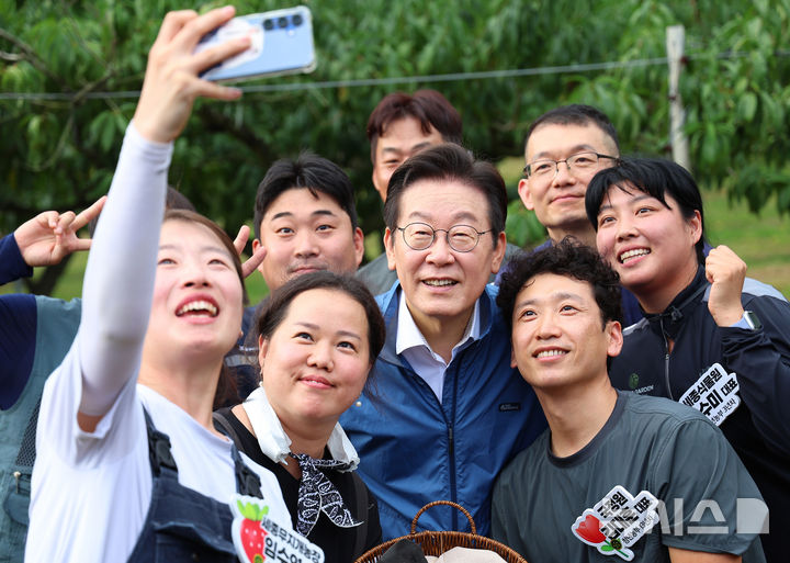[세종=뉴시스] 고범준 기자 = 이재명 대통령이 16일 세종시 전동면 조일농원에서 열린 청년 농업인 간담회에서 농업인들과 기념촬영을 하고 있다. (대통령실통신사진기자단) 2025.09.16. bjko@newsis.com