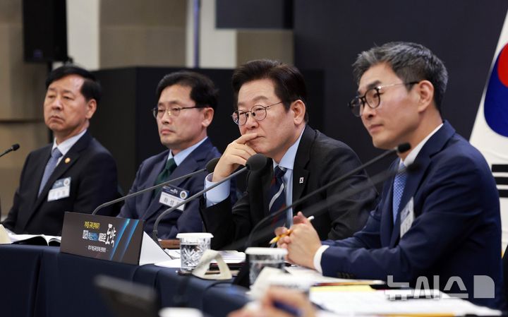 [서울=뉴시스] 고범준 기자 = 이재명 대통령이 15일 서울 성북구 한국과학기술연구원(KIST)에서 열린 제1차 핵심규제 합리화 전략회의에서 참석자 발언을 듣고 있다. 2025.09.15. bjko@newsis.com