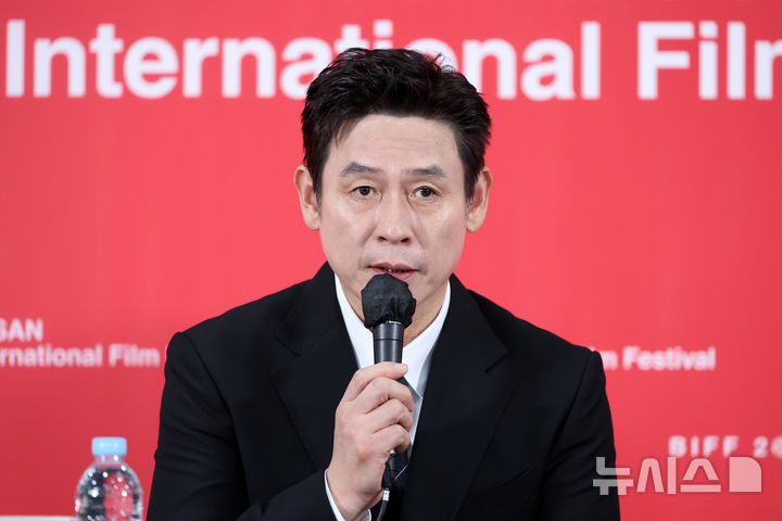 [부산=뉴시스] 박진희 기자 = 영화 '굿뉴스' 배우 설경구가 19일 부산 해운대구 영화의전당 비프힐에서 기자회견을 하고 있다. 2025.09.19. pak7130@newsis.com