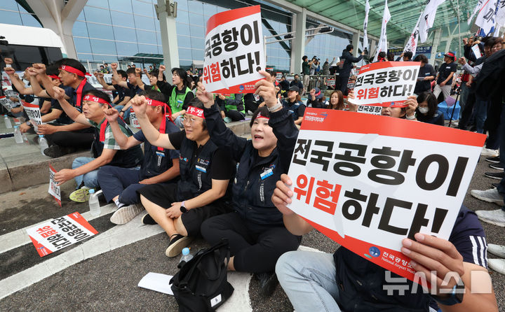 [인천공항=뉴시스] 권창회 기자 = 민주노총 공공운수노조 인천공항지역지부 조합원들을 비롯한 공항 노동자들이 19일 오전 인천국제공항 제2여객터미널에서 열린 전국공항노동자 총파업대회에서 구호를 외치고 있다. 2025.09.19. kch0523@newsis.com