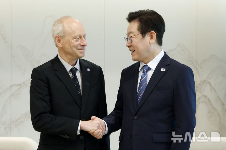 [서울=뉴시스] 최동준 기자 = 이재명 대통령이 18일 서울 용산 대통령실 청사에서 마이클 샌델 미국 하버드대학교 교수를 만나 악수하고 있다. 2025.09.18. photocdj@newsis.com