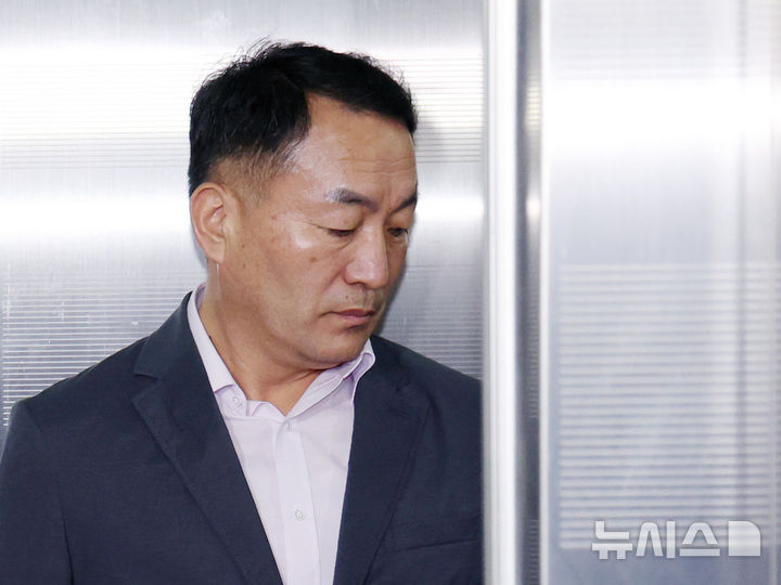 [서울=뉴시스] 김진아 기자 = 김계환 전 해병대 사령관이 19일 오전 서초구 순직 해병 특별검사팀 사무실에서 피의자 소환 조사를 받기 위해 출석하고 있다. 2025.09.19. bluesoda@newsis.com