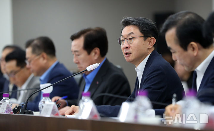 [서울=뉴시스] 김혜진 기자 = 이억원 금융위원장이 19일 서울 영등포구 여의도 중소기업중앙회에서 열린 생산적 금융 대전환 회의에서 발언하고 있다. 2025.09.19. jini@newsis.com