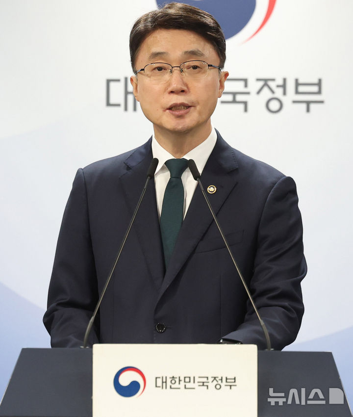 [서울=뉴시스] 추상철 기자 = 류제명 과학기술정보통신부 제2차관이 지난 19일 오전 서울 종로구 정부서울청사에서 해킹 대응을 위한 과기정통부-금융위 합동 브리핑을 진행하고 있다. 2025.09.19. scchoo@newsis.com