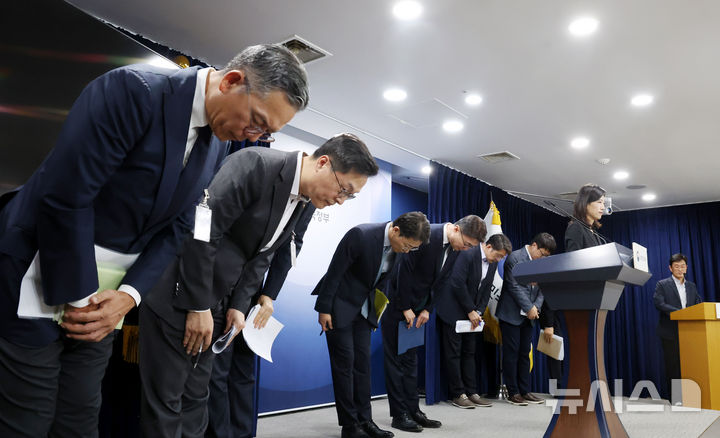 [서울=뉴시스] 추상철 기자 = 류제명 과학기술정보통신부 제2차관과 권대영 금융위원회 부위원장이 19일 오전 서울 종로구 정부서울청사에서 열린 해킹 대응을 위한 과기정통부-금융위 합동 브리핑을 마친 후 KT와 롯데카드 관계자와 함께 고개숙여 인사하고 있다. 2025.09.19. scchoo@newsis.com