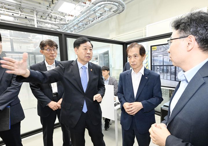 [서울=뉴시스] 구윤철 부총리 겸 기획재정부 장관이 19일 대전 유성구 카이스트 AI 팩토리 랩을 방문해 관계자의 설명을 듣고 있다. (사진=기획재정부 제공) 2025.09.19. photo@newsis.com *재판매 및 DB 금지