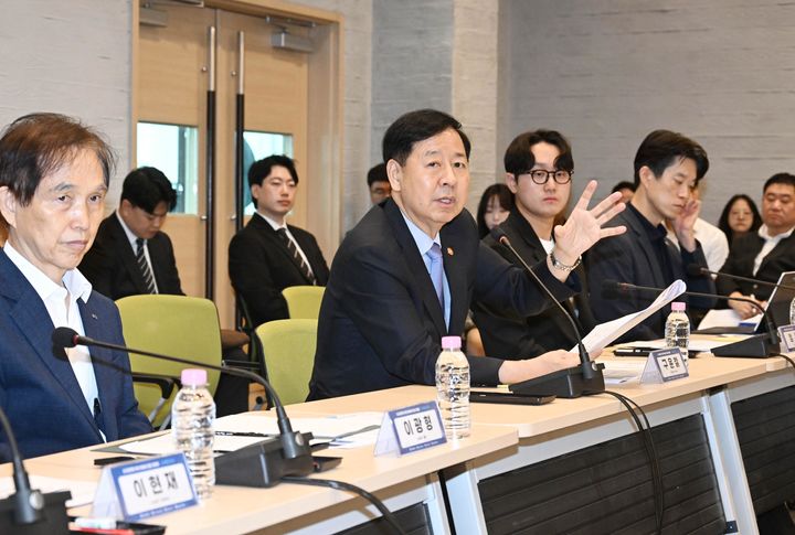 [서울=뉴시스] 구윤철 부총리 겸 기획재정부 장관이 19일 대전 유성구 카이스트 AI 팩토리 랩에서 열린 'AI 대전환 릴레이 현장 간담회'에 참석해 발언하고 있다. (사진=기획재정부 제공) 2025.09.19. photo@newsis.com *재판매 및 DB 금지