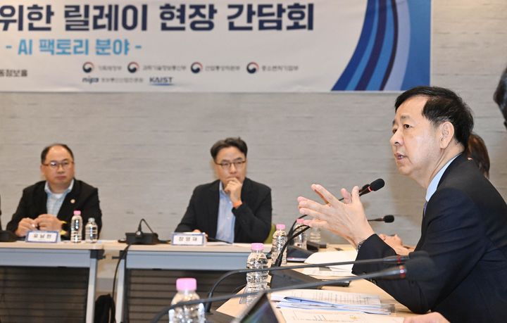 [서울=뉴시스] 구윤철 부총리 겸 기획재정부 장관이 19일 대전 유성구 카이스트 AI 팩토리 랩에서 열린 'AI 대전환 릴레이 현장 간담회'에 참석해 발언하고 있다. (사진=기획재정부 제공) 2025.09.19. photo@newsis.com *재판매 및 DB 금지