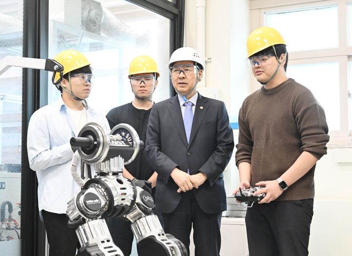 [서울=뉴시스] 구윤철 부총리 겸 기획재정부 장관이 19일 대전 유성구 카이스트 AI 팩토리 랩에서 박사과정 대학원생들과 휴머노이크 로봇 대화를 나누고 있다. (사진=기획재정부 제공) 2025.09.19. photo@newsis.com *재판매 및 DB 금지