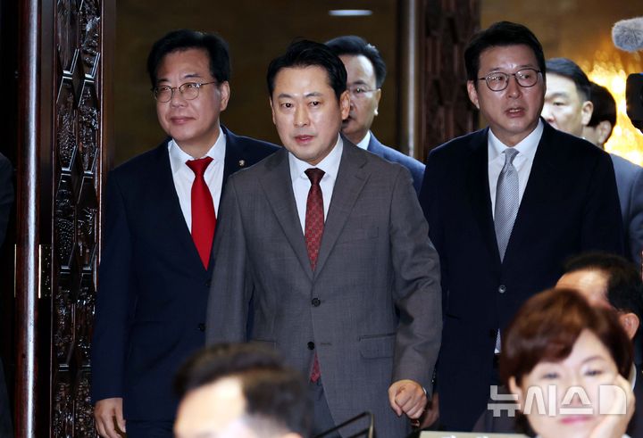 [서울=뉴시스] 조성봉 기자 = 장동혁 국민의힘 대표가 19일 오전 서울 여의도 국회에서 열린 의원총회에서 참석하고 있다. 왼쪽부터 송언석 원내대표, 장 대표, 신동욱 최고위원. 2025.09.19. suncho21@newsis.com