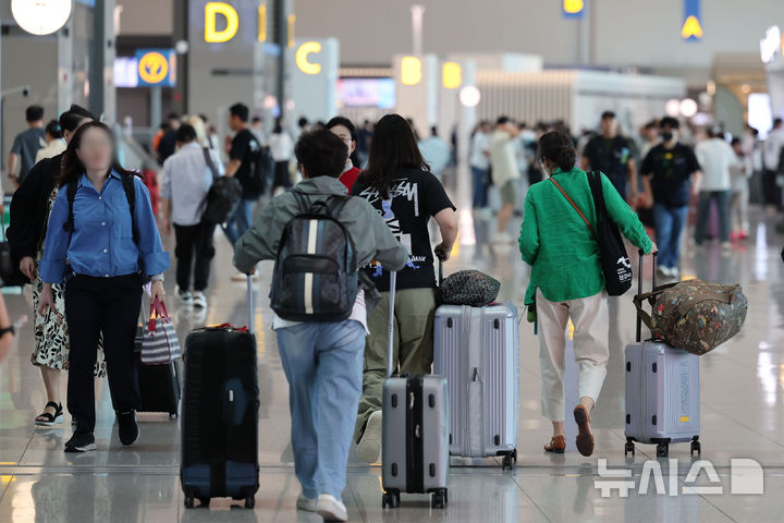 [인천공항=뉴시스] 권창회 기자 = 전국 15개 공항 등에서 일하는 공항노동자들이 안전한 일터·안전한 공항을 위한 총파업에 들어간 19일 오전 인천국제공항 제2여객터미널에서 여행객들이 이동하고 있다. 2025.09.19. kch0523@newsis.com