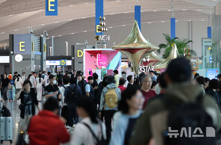 [인천공항=뉴시스] 권창회 기자 = 전국 15개 공항 등에서 일하는 공항노동자들이 안전한 일터·안전한 공항을 위한 총파업에 들어간 19일 오전 인천국제공항 제2여객터미널에서 여행객들이 이동하고 있다. 2025.09.19. kch0523@newsis.com