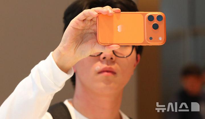 [서울=뉴시스] 애플이 최신 스마트폰 아이폰17의 강력한 판매 실적에 힘입어 중국 시장에서 극적인 반등에 성공했다는 평가가 나왔다. 사진은 서울의 애플스토어에서 고객들이 애플 신제품 아이폰17 시리즈를 살펴보는 모습. 2025.12.04