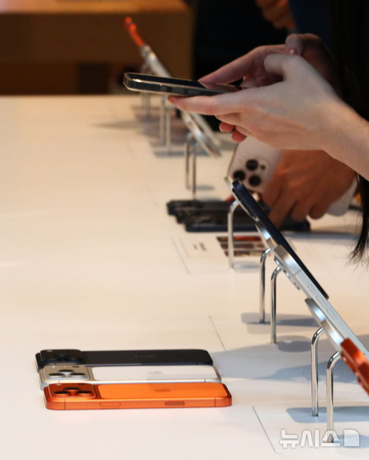 [서울=뉴시스] 쿡 CEO는 19일(현지 시간) CNBC와의 인터뷰에서 "가격에 관세 인상이 반영된 것은 전혀 없다"고 강조했다. 사진은 19일 서울 중구 명동 애플스토어에서 고객들이 애플 신제품 아이폰17 시리즈를 살펴보고 있다. 2025.09.20.