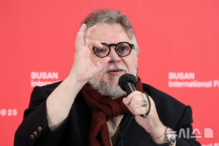 [부산=뉴시스] 박진희 기자 = 영화 '프랑켄슈타인' 감독 기예르모 델 토로(Guillermo DEL TORO)가 19일 부산 해운대구 영화의전당 비프힐에서 기자회견을 하고 있다. 2025.09.19. pak7130@newsis.com