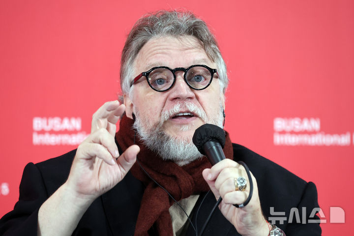 [부산=뉴시스] 박진희 기자 = 영화 '프랑켄슈타인' 감독 기예르모 델 토로(Guillermo DEL TORO)가 19일 부산 해운대구 영화의전당 비프힐에서 기자회견을 하고 있다. 2025.09.19. pak7130@newsis.com