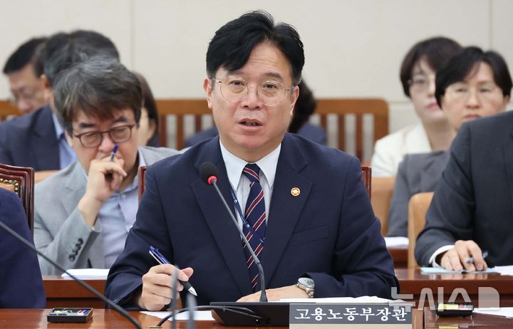 [서울=뉴시스] 조성봉 기자 = 김영훈 고용노동부 장관이 지난달 19일 오전 서울 여의도 국회에서 열린 환경노동위원회 전체회의에서 의원의 질의에 답변하고 있다. 2025.09.19. suncho21@newsis.com