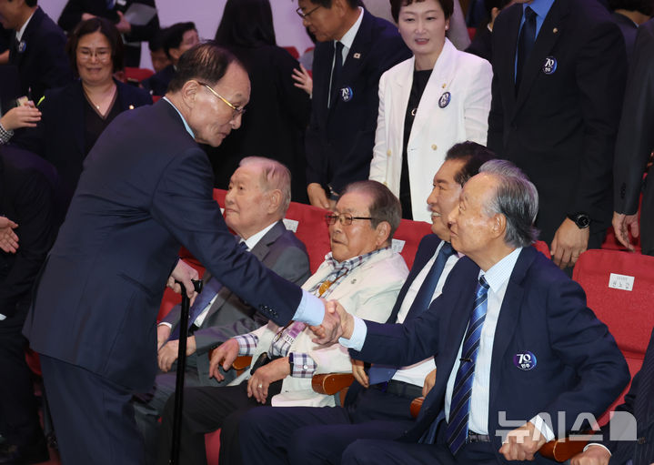 [서울=뉴시스] 고승민 기자 = 이해찬 전 더불어민주당 대표와 권노갑 김대중재단 이사장이 19일 서울 여의도 국회 의원회관에서 열린 더불어민주당 창당 70주년 기념식에서 인사하고 있다. 2025.09.19. kkssmm99@newsis.com