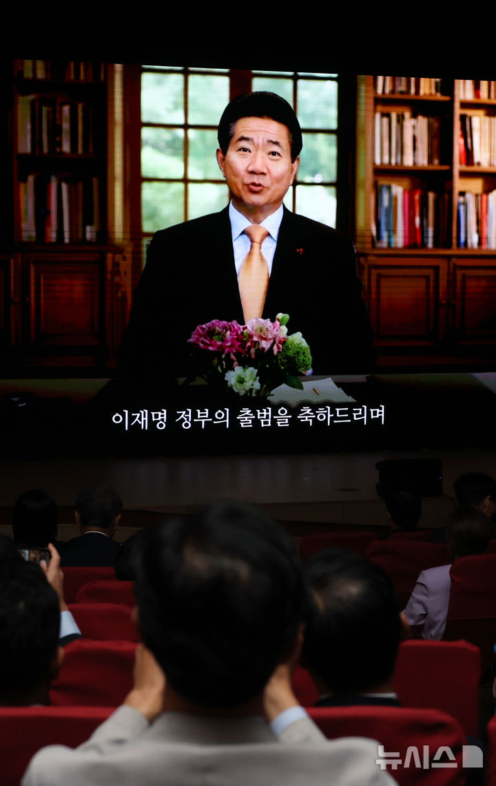 [서울=뉴시스] 고승민 기자 = AI 기술로 만들어진 노무현 전 대통령의 인사 영상이 19일 서울 여의도 국회 의원회관에서 열린 더불어민주당 창당 70주년 기념식에서 상영되고 있다. 2025.09.19. kkssmm99@newsis.com