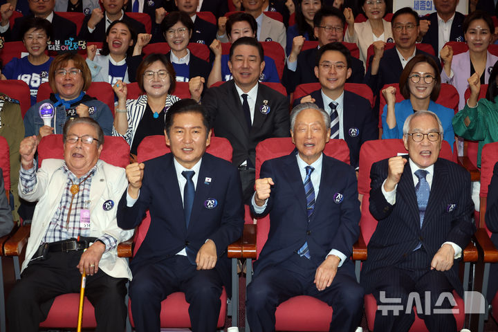[서울=뉴시스] 고승민 기자 = 정청래 더불어민주당 대표와 권노갑 김대중재단 이사장 등 참석자들이이 19일 서울 여의도 국회 의원회관에서 열린 더불어민주당 창당 70주년 기념식에서 기념촬영하고 있다. 2025.09.19. kkssmm99@newsis.com