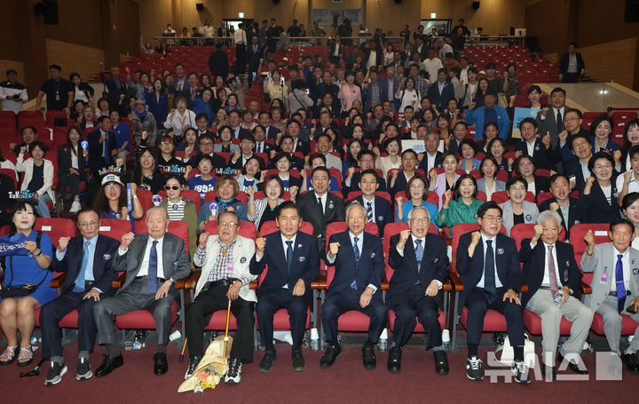 [서울=뉴시스] 고승민 기자 = 정청래 더불어민주당 대표와 권노갑 김대중재단 이사장 등 참석자들이이 19일 서울 여의도 국회 의원회관에서 열린 더불어민주당 창당 70주년 기념식에서 기념촬영하고 있다. 2025.09.19. kkssmm99@newsis.com