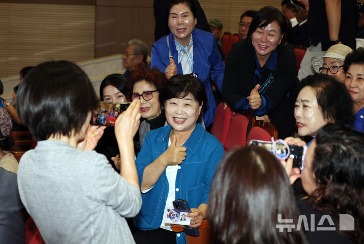 [서울=뉴시스] 고승민 기자 = 서영교 더불어민주당 의원이 19일 서울 여의도 국회 의원회관에서 열린 더불어민주당 창당 70주년 기념식에서 지지자들과 인사하고 있다. 2025.09.19. kkssmm99@newsis.com