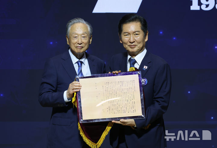 [서울=뉴시스] 고승민 기자 = 정청래 더불어민주당 대표가 19일 서울 여의도 국회 의원회관에서 열린 더불어민주당 창당 70주년 기념식에서 권노갑 김대중재단 이사장에게 김대중 전 대통령의 입당성명서를 전달받고 있다. 2025.09.19. kkssmm99@newsis.com