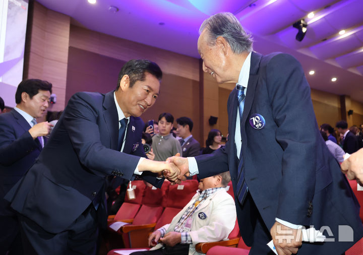 [서울=뉴시스] 고승민 기자 = 정청래 더불어민주당 대표와 권노갑 김대중재단 이사장이 19일 서울 여의도 국회 의원회관에서 열린 더불어민주당 창당 70주년 기념식에서 인사하고 있다. 2025.09.19. kkssmm99@newsis.com