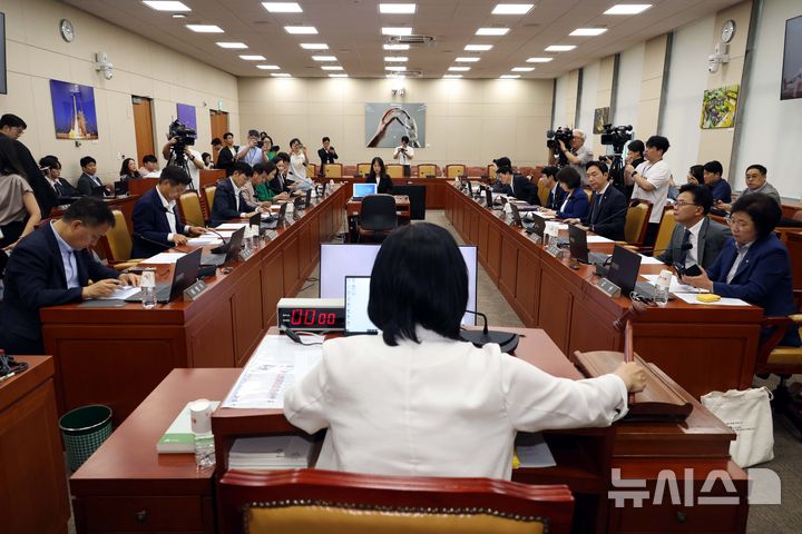 [서울=뉴시스] 조성봉 기자 = 최민희 국회 과방위원장이 지난달 19일 오전 서울 여의도 국회에서 열린 과학기술정보방송통신위원회 전체회의에서 대규모 해킹 사고 관련 청문회 증인 출석 요구안을 의결하며 의사봉을 두드리고 있다. 2025.09.19. suncho21@newsis.com
