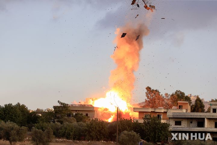 [ 크라르 테브니트(레바논)=신화/뉴시스] 레바논의 국경 마을 크파르 테브니트에서 9월 18일 이스라엘군의 공습으로 불타는 주택들.  이 군은 28일에도 국경지대 여러 마을에 무인기와 미사일 공격을 재개한 뒤 "헤즈볼라의 무기고들"을 타격했다고 주장했다. 2025. 09.29. 