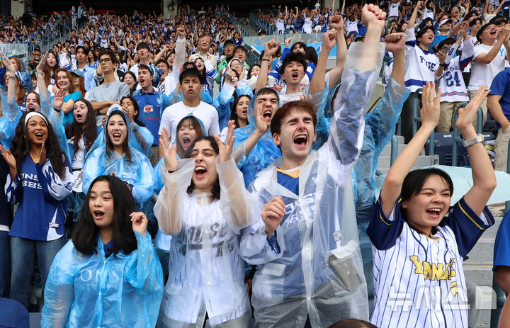 [서울=뉴시스] 조성우 기자 = 19일 서울 송파구 잠실야구장에서 열린 2025 정기 고려대학교·연세대학교 친선경기대회(고연전) 야구 경기에서 연세대 학생들이 응원전을 펼치고 있다.양 대학은 매년 해당 대회의 명칭을 '고연전'과 '연고전'으로 번갈아 사용하고 있다. 올해는 연세대 주최로 개최되기에 '고연전'으로 열린다. 2025.09.19. xconfind@newsis.com