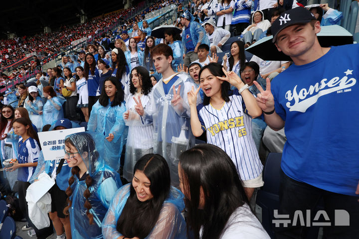 [서울=뉴시스] 조성우 기자 = 19일 서울 송파구 잠실야구장에서 열린 2025 정기 고려대학교·연세대학교 친선경기대회(고연전) 야구 경기에서 연세대 학생들이 응원전을 펼치고 있다.양 대학은 매년 해당 대회의 명칭을 '고연전'과 '연고전'으로 번갈아 사용하고 있다. 올해는 연세대 주최로 개최되기에 '고연전'으로 열린다. 2025.09.19. xconfind@newsis.com