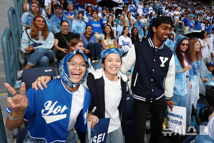 [서울=뉴시스] 조성우 기자 = 19일 서울 송파구 잠실야구장에서 열린 2025 정기 고려대학교·연세대학교 친선경기대회(고연전) 야구 경기에서 연세대 학생들이 응원전을 펼치고 있다.양 대학은 매년 해당 대회의 명칭을 '고연전'과 '연고전'으로 번갈아 사용하고 있다. 올해는 연세대 주최로 개최되기에 '고연전'으로 열린다. 2025.09.19. xconfind@newsis.com