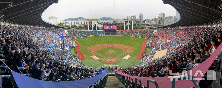 [서울=뉴시스] 조성우 기자 = 19일 서울 송파구 잠실야구장에서 열린 2025 정기 고려대학교·연세대학교 친선경기대회(고연전) 야구 경기에서 양 대학교 학생들이 응원전을 펼치고 있다.양 대학은 매년 해당 대회의 명칭을 '고연전'과 '연고전'으로 번갈아 사용하고 있다. 올해는 연세대 주최로 개최되기에 '고연전'으로 열린다. 2025.09.19. xconfind@newsis.com