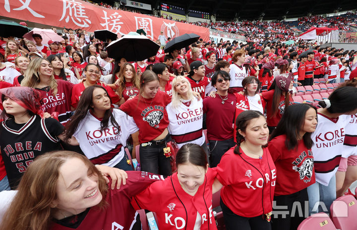 [서울=뉴시스] 조성우 기자 = 19일 서울 송파구 잠실야구장에서 열린 2025 정기 고려대학교·연세대학교 친선경기대회(고연전) 야구 경기에서 고려대 학생들이 응원전을 펼치고 있다.양 대학은 매년 해당 대회의 명칭을 '고연전'과 '연고전'으로 번갈아 사용하고 있다. 올해는 연세대 주최로 개최되기에 '고연전'으로 열린다. 2025.09.19. xconfind@newsis.com