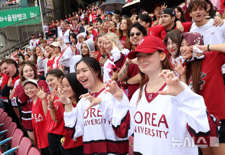 [서울=뉴시스] 조성우 기자 = 19일 서울 송파구 잠실야구장에서 열린 2025 정기 고려대학교·연세대학교 친선경기대회(고연전) 야구 경기에서 고려대 학생들이 응원전을 펼치고 있다.양 대학은 매년 해당 대회의 명칭을 '고연전'과 '연고전'으로 번갈아 사용하고 있다. 올해는 연세대 주최로 개최되기에 '고연전'으로 열린다. 2025.09.19. xconfind@newsis.com