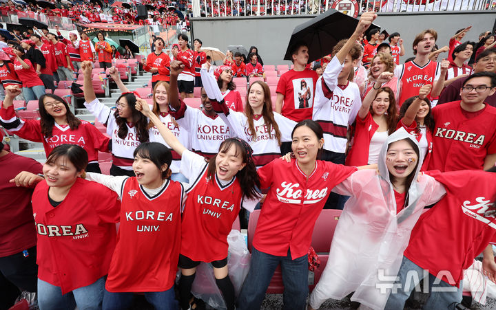 [서울=뉴시스] 조성우 기자 = 19일 서울 송파구 잠실야구장에서 열린 2025 정기 고려대학교·연세대학교 친선경기대회(고연전) 야구 경기에서 고려대 학생들이 응원전을 펼치고 있다.양 대학은 매년 해당 대회의 명칭을 '고연전'과 '연고전'으로 번갈아 사용하고 있다. 올해는 연세대 주최로 개최되기에 '고연전'으로 열린다. 2025.09.19. xconfind@newsis.com