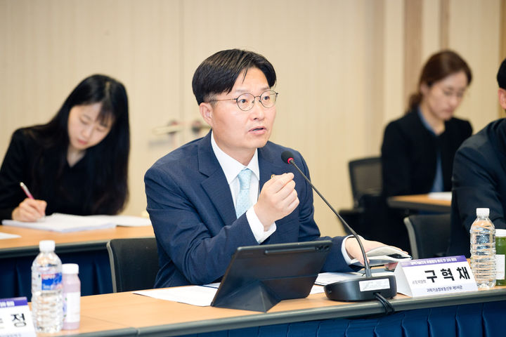 [서울=뉴시스] 구혁채 과학기술정보통신부 제1차관이 19일 서울 종로구 광화문교보빌딩 국가과학기술자문회의 대회의실에서 열린 '제3차 과학기술인재 유출방지 및 유치 TF 회의' 에서 경계현 삼성전자 고문(공동위원장) 및 참석자들과 토론 하고 있다. (사진=과학기술정보통신부 제공) 2025.09.19. photo@newsis.com *재판매 및 DB 금지