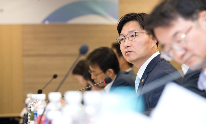 [서울=뉴시스] 구혁채 과학기술정보통신부 제1차관이 19일 서울 종로구 광화문교보빌딩 국가과학기술자문회의 대회의실에서 열린 '제3차 과학기술인재 유출방지 및 유치 TF 회의' 에서 경계현 삼성전자 고문(공동위원장) 및 참석자들과 토론 하고 있다. (사진=과학기술정보통신부 제공) 2025.09.19. photo@newsis.com *재판매 및 DB 금지