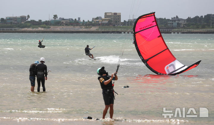 [제주=뉴시스] 우장호 기자 = 19일 오전 제주시 구좌읍 종달리 해변에서 열린 제3회 제주국제슈퍼컵카이트보딩대회 참가자들이 본대회 시작에 앞서 기량을 점검하고 있다. 이 대회에는 홍콩·스위스·중국·영국·프랑스·베트남·필리핀·러시아·미국·태국·몽골·대만·일본·싱가포르·대한민국 등 전 세계 15개국 200여명의 선수들이 참가했다. 2025.09.19. woo1223@newsis.com