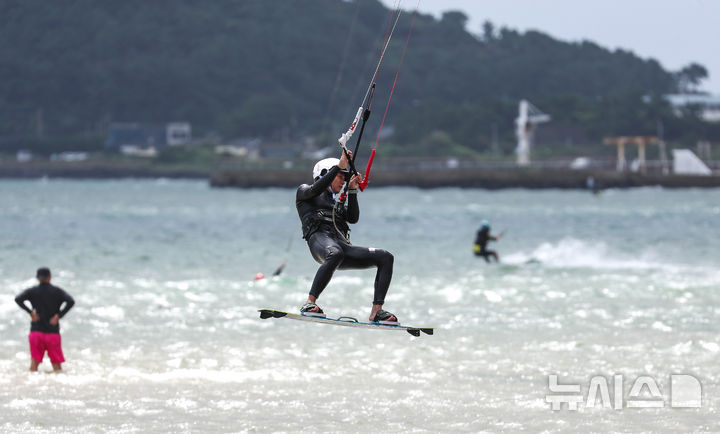 [제주=뉴시스] 우장호 기자 = 19일 오전 제주시 구좌읍 종달리 해변에서 열린 제3회 제주국제슈퍼컵카이트보딩대회 참가자들이 본대회 시작에 앞서 기량을 점검하고 있다. 이 대회에는 홍콩·스위스·중국·영국·프랑스·베트남·필리핀·러시아·미국·태국·몽골·대만·일본·싱가포르·대한민국 등 전 세계 15개국 200여명의 선수들이 참가했다. 2025.09.19. woo1223@newsis.com