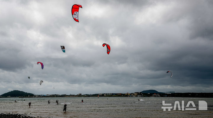 [제주=뉴시스] 우장호 기자 = 19일 오전 제주시 구좌읍 종달리 해변에서 열린 제3회 제주국제슈퍼컵카이트보딩대회 참가자들이 본대회 시작에 앞서 기량을 점검하고 있다. 이 대회에는 홍콩·스위스·중국·영국·프랑스·베트남·필리핀·러시아·미국·태국·몽골·대만·일본·싱가포르·대한민국 등 전 세계 15개국 200여명의 선수들이 참가했다. 2025.09.19. woo1223@newsis.com