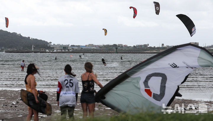 [제주=뉴시스] 우장호 기자 = 19일 오전 제주시 구좌읍 종달리 해변에서 열린 제3회 제주국제슈퍼컵카이트보딩대회 참가자들이 본대회 시작에 앞서 기량을 점검하고 있다. 이 대회에는 홍콩·스위스·중국·영국·프랑스·베트남·필리핀·러시아·미국·태국·몽골·대만·일본·싱가포르·대한민국 등 전 세계 15개국 200여명의 선수들이 참가했다. 2025.09.19. woo1223@newsis.com