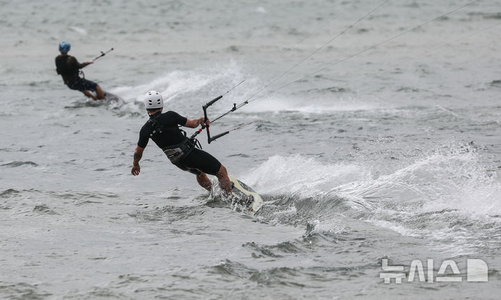 [제주=뉴시스] 우장호 기자 = 19일 오전 제주시 구좌읍 종달리 해변에서 열린 제3회 제주국제슈퍼컵카이트보딩대회 참가자들이 본대회 시작에 앞서 기량을 점검하고 있다. 이 대회에는 홍콩·스위스·중국·영국·프랑스·베트남·필리핀·러시아·미국·태국·몽골·대만·일본·싱가포르·대한민국 등 전 세계 15개국 200여명의 선수들이 참가했다. 2025.09.19. woo1223@newsis.com